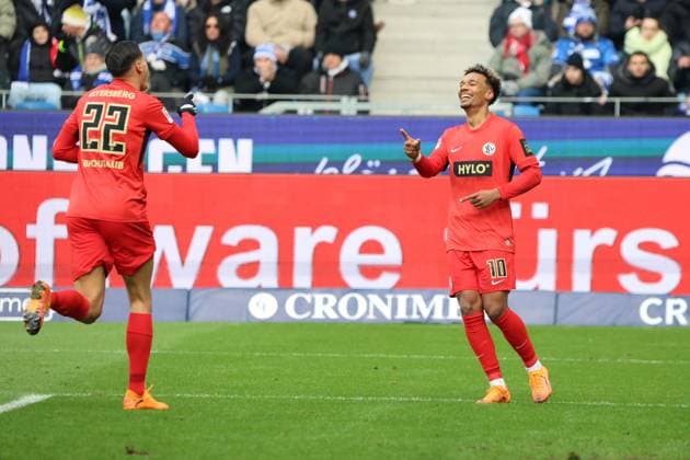 23.11.2025, Fussball, Herren, 2. Bundesliga, Saison 2025 2026, Karlsruher SC - SV 07 Elversberg, Torjubel zum 0:1, Torschütze: Younes Ebnoutalib (SV 07 Elversberg) Karlsruhe BBBank Wildpark Baden-Württemberg Deutschland (DEU) Copyright: xSebastianxBachx