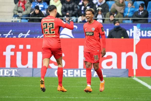 23.11.2025, Fussball, Herren, 2. Bundesliga, Saison 2025 2026, Karlsruher SC - SV 07 Elversberg, Torjubel zum 0:1, Torschütze: Younes Ebnoutalib (SV 07 Elversberg) Karlsruhe BBBank Wildpark Baden-Württemberg Deutschland (DEU) Copyright: xSebastianxBachx