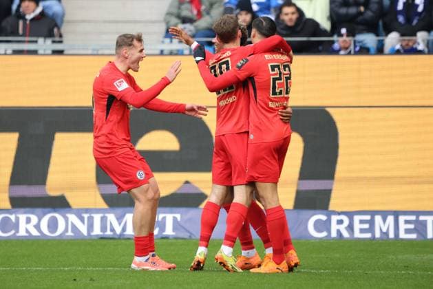 23.11.2025, Fussball, Herren, 2. Bundesliga, Saison 2025 2026, Karlsruher SC - SV 07 Elversberg, Torjubel zum 0:1, Torschütze: Younes Ebnoutalib (SV 07 Elversberg) Karlsruhe BBBank Wildpark Baden-Württemberg Deutschland (DEU) Copyright: xSebastianxBachx