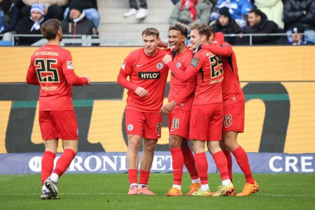 23.11.2025, Fussball, Herren, 2. Bundesliga, Saison 2025 2026, Karlsruher SC - SV 07 Elversberg, Torjubel zum 0:1, Torschütze: Younes Ebnoutalib (SV 07 Elversberg) Karlsruhe BBBank Wildpark Baden-Württemberg Deutschland (DEU) Copyright: xSebastianxBachx