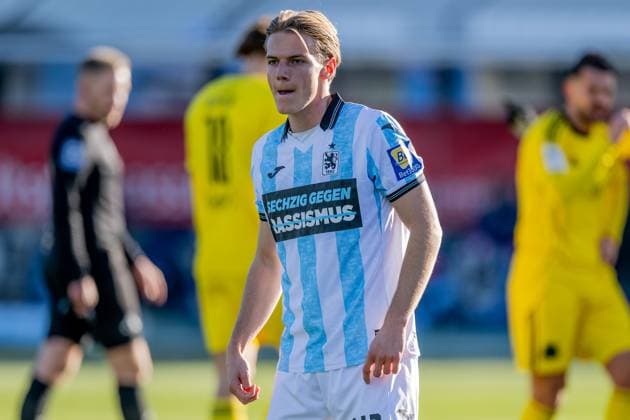 Clemens Lippmann (TSV 1860 Muenchen, 41) im Sondertrikot Spieltagstrikot Sechzig gegen Rassismus aufgrund der Vorfaelle beim letzten Heimspiel GER, TSV 1860 Muenchen vs. 1. FC Saarbruecken, Fussball, 3. Bundesliga, 15. Spieltag, Saison 2025 2026, 23.11.2025. (DFL DFB REGULATIONS PROHIBIT ANY USE OF PHOTOGRAPHS as IMAGE SEQUENCES and or QUASI-VIDEO). GER, TSV 1860 Muenchen vs. 1. FC Saarbruecken, Fussball, 3. Bundesliga, 15. Spieltag, Saison 2025 2026, 23.11.2025. Muenchen *** Clemens Lippmann TSV 1860 Muenchen, 41 in special jersey matchday jersey Sechzig against racism due to the incidents at the last home match GER, TSV 1860 Muenchen vs 1 FC Saarbruecken, Soccer, 3 Bundesliga, Matchday 15, Season 2025 2026, 23 11 2025 DFL DFB REGULATES PROHIBIT ANY USE OF PHOTOGRAPHS as IMAGE SEQUENCES and or QUASI VIDEO GER, TSV 1860 Muenchen vs 1 FC Saarbruecken, Football, 3 Bundesliga, 15 Matchday, Season 2025 2026, 23 11 2025 Muenchen Copyright: xEibner-Pressefoto HeikexFeinerx EP_HFR