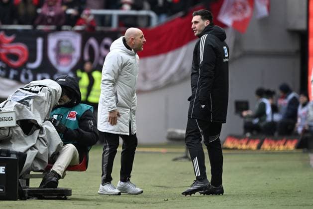 23.11.2025, xjhx, Fussball 2.Bundesliga, 1.FC Kaiserslautern - Holstein Kiel v.l. Trainer Torsten Lieberknecht (1. FC Kaiserslautern) Vierter Offizieller Schiedsrichter Justin Haasmann (DFL DFB REGULATIONS PROHIBIT ANY USE OF PHOTOGRAPHS as IMAGE SEQUENCES and or QUASI-VIDEO) Kaiserslautern
