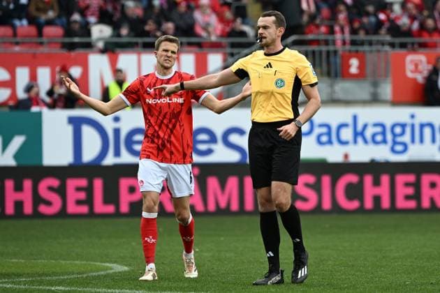 23.11.2025, xjhx, Fussball 2.Bundesliga, 1.FC Kaiserslautern - Holstein Kiel v.l. Fabian Kunze (1. FC Kaiserslautern) Enttäuscht, traurig, frustriert Schiedsrichter Referee Richard Hempel entscheidet auf Elfmeter (DFL DFB REGULATIONS PROHIBIT ANY USE OF PHOTOGRAPHS as IMAGE SEQUENCES and or QUASI-VIDEO) Kaiserslautern