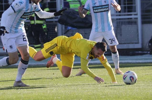 Gestolpert . . . Saaarbrueckens 10 RABIHIC. Fussball: 1860 - Saarbruecken. 3.Fußball Liga, TTSV 1860 München - 1. FC Saarbrücken, 15.Spieltag, Saison 2025-2026, am 23.11.2025 in Muenchen, S T A D I O N A N D E R G R U E N W A L D E R S T R A S S E, Deutschland. Quelle Copyright Credit : Oryk HAIST