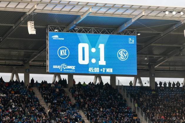 23.11.2025, xhettx, Fussball 2.Bundesliga, Karlsruher SC - SV Elversberg v.l. Halbzeitstand (DFL DFB REGULATIONS PROHIBIT ANY USE OF PHOTOGRAPHS as IMAGE SEQUENCES and or QUASI-VIDEO) Karlsruhe