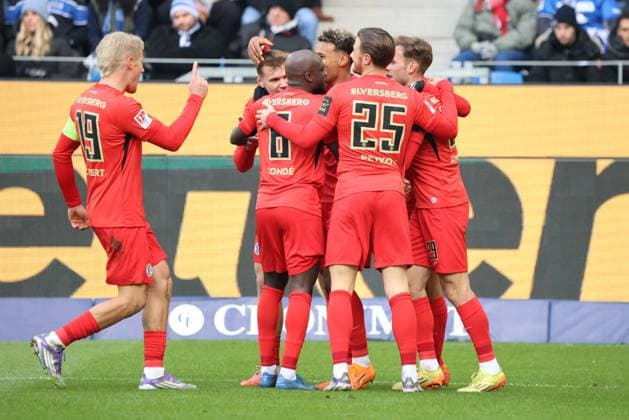 23.11.2025, Fussball, Herren, 2. Bundesliga, Saison 2025 2026, Karlsruher SC - SV 07 Elversberg, Torjubel zum 0:1, Torschütze: Younes Ebnoutalib (SV 07 Elversberg) Karlsruhe BBBank Wildpark Baden-Württemberg Deutschland (DEU) Copyright: xSebastianxBachx