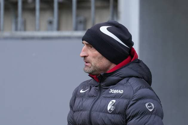Bernhard Weis (SC Freiburg II, Trainer) , Deutschland, Fussball, Regionalliga Südwest, 18.Spieltag, 2025 2026, SC Freiburg II vs. SGV Freiberg, 23.11.2025, Dreisamstadion, Freiburg, Deutschland DFB REGULATIONS PROHIBIT ANY USE OF PHOTOGRAPHS AS IMAGE SEQUENCES AND OR QUASI-VIDEO. Freiburg Dreisamstadion Baden-Wuerttemberg Deutschland Copyright: xArnexAmbergx