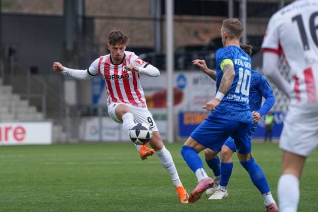 Leon Catak (SC Freiburg II, 09) im Zweikampf mit Marco Kehl-Gomez (SGV Freiberg, 10) , Deutschland, Fussball, Regionalliga Südwest, 18.Spieltag, 2025 2026, SC Freiburg II vs. SGV Freiberg, 23.11.2025, Dreisamstadion, Freiburg, Deutschland DFB REGULATIONS PROHIBIT ANY USE OF PHOTOGRAPHS AS IMAGE SEQUENCES AND OR QUASI-VIDEO. Freiburg Dreisamstadion Baden-Wuerttemberg Deutschland Copyright: xArnexAmbergx