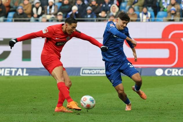 23.11.2025, Fussball, Herren, 2. Bundesliga, Saison 2025 2026, Karlsruher SC - SV 07 Elversberg, Younes Ebnoutalib (SV 07 Elversberg), Rafael Pinto Pedrosa (Karlsruher SC) Karlsruhe BBBank Wildpark Baden-Württemberg Deutschland (DEU) Copyright: xSebastianxBachx