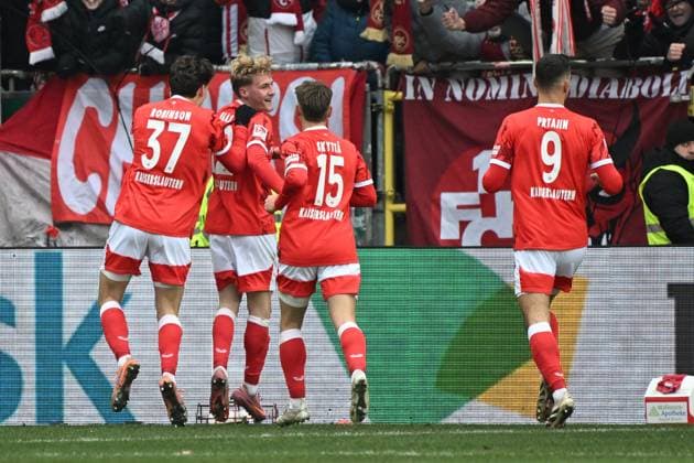 23.11.2025, xjhx, Fussball 2.Bundesliga, 1.FC Kaiserslautern - Holstein Kiel v.l. Torjubel nach dem Tor zum celebrating the goal celebrate 3:1 durch Mika Haas (1. FC Kaiserslautern) (DFL DFB REGULATIONS PROHIBIT ANY USE OF PHOTOGRAPHS as IMAGE SEQUENCES and or QUASI-VIDEO) Kaiserslautern