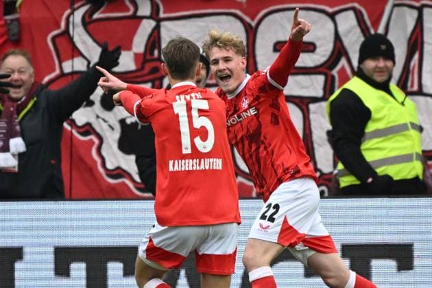 23.11.2025, xjhx, Fussball 2.Bundesliga, 1.FC Kaiserslautern - Holstein Kiel v.l. Torjubel nach dem Tor zum celebrating the goal celebrate 3:1 durch Mika Haas (1. FC Kaiserslautern) (DFL DFB REGULATIONS PROHIBIT ANY USE OF PHOTOGRAPHS as IMAGE SEQUENCES and or QUASI-VIDEO) Kaiserslautern