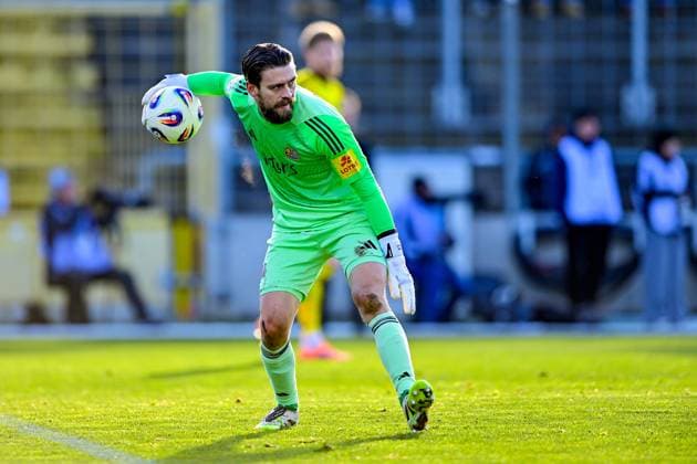 Phillip Menzel (Torwart, Saarbruecken, 13) am Ball, Freisteller, Einzelbild, Aktion, Action, 23.11.2025, München (Deutschland), Fussball, 3. Liga, TSV 1860 München - 1. FC Saarbrücken, DFB DFL REGULATIONS PROHIBIT ANY USE OF PHOTOGRAPHS AS IMAGE SEQUENCES AND OR QUASI-VIDEO.