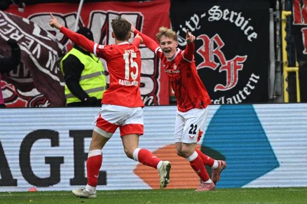 23.11.2025, xjhx, Fussball 2.Bundesliga, 1.FC Kaiserslautern - Holstein Kiel v.l. Torjubel nach dem Tor zum celebrating the goal celebrate 3:1 durch Mika Haas (1. FC Kaiserslautern) (DFL DFB REGULATIONS PROHIBIT ANY USE OF PHOTOGRAPHS as IMAGE SEQUENCES and or QUASI-VIDEO) Kaiserslautern