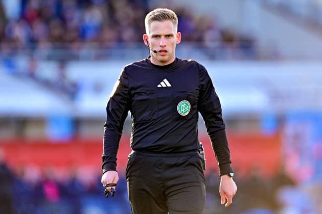 Felix Weller (Schiedsrichter, Referee) Einzelbild, Aktion, Action, 23.11.2025, München (Deutschland), Fussball, 3. Liga, TSV 1860 München - 1. FC Saarbrücken, DFB DFL REGULATIONS PROHIBIT ANY USE OF PHOTOGRAPHS AS IMAGE SEQUENCES AND OR QUASI-VIDEO.