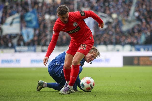 Petkov Lukas (SV Elversberg, 25) im Zweikampf mit David Herold (Karlsruher SC, 20), Karlsruher SC vs. SV Elversberg, 2. Bundesliga, 13. Spieltag, 2025 2026, 23.11.2025, DFL REGULATIONS PROHIBIT ANY USE OF PHOTOGRAPHS AS IMAGE SEQUENCES AND OR QUASI-VIDEO, Karlsruher SC vs. SV Elversberg, 2. Bundesliga, 13. Spieltag, 2025 2026, 23.11.2025 Karlsruhe Copyright: xEibner-Pressefoto JanxPrihodax EP_JPA
