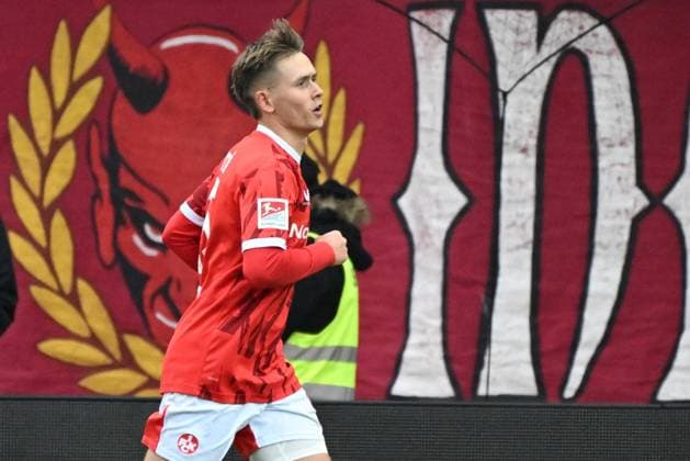 23.11.2025, xjhx, Fussball 2.Bundesliga, 1.FC Kaiserslautern - Holstein Kiel v.l. Torjubel nach dem Tor zum celebrating the goal celebrate 4:1 durch Naatan Mikael Skyttä (1. FC Kaiserslautern) (DFL DFB REGULATIONS PROHIBIT ANY USE OF PHOTOGRAPHS as IMAGE SEQUENCES and or QUASI-VIDEO) Kaiserslautern