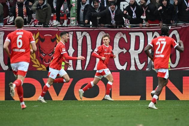 23.11.2025, xjhx, Fussball 2.Bundesliga, 1.FC Kaiserslautern - Holstein Kiel v.l. Torjubel nach dem Tor zum celebrating the goal celebrate 4:1 durch Naatan Mikael Skyttä (1. FC Kaiserslautern) (DFL DFB REGULATIONS PROHIBIT ANY USE OF PHOTOGRAPHS as IMAGE SEQUENCES and or QUASI-VIDEO) Kaiserslautern