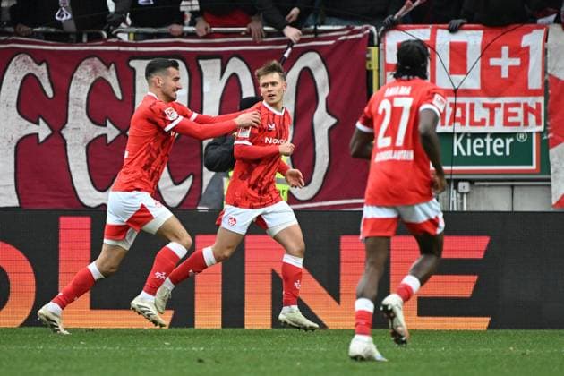 23.11.2025, xjhx, Fussball 2.Bundesliga, 1.FC Kaiserslautern - Holstein Kiel v.l. Torjubel nach dem Tor zum celebrating the goal celebrate 4:1 durch Naatan Mikael Skyttä (1. FC Kaiserslautern) (DFL DFB REGULATIONS PROHIBIT ANY USE OF PHOTOGRAPHS as IMAGE SEQUENCES and or QUASI-VIDEO) Kaiserslautern
