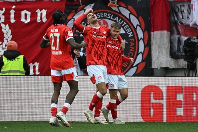 23.11.2025, xjhx, Fussball 2.Bundesliga, 1.FC Kaiserslautern - Holstein Kiel v.l. Torjubel nach dem Tor zum celebrating the goal celebrate 4:1 durch Naatan Mikael Skyttä (1. FC Kaiserslautern) (DFL DFB REGULATIONS PROHIBIT ANY USE OF PHOTOGRAPHS as IMAGE SEQUENCES and or QUASI-VIDEO) Kaiserslautern