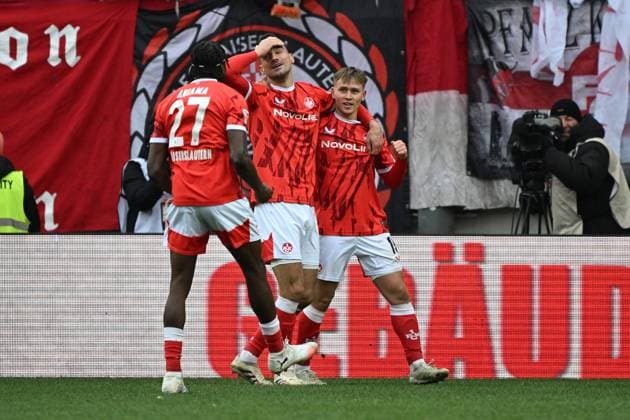 23.11.2025, xjhx, Fussball 2.Bundesliga, 1.FC Kaiserslautern - Holstein Kiel v.l. Torjubel nach dem Tor zum celebrating the goal celebrate 4:1 durch Naatan Mikael Skyttä (1. FC Kaiserslautern) (DFL DFB REGULATIONS PROHIBIT ANY USE OF PHOTOGRAPHS as IMAGE SEQUENCES and or QUASI-VIDEO) Kaiserslautern