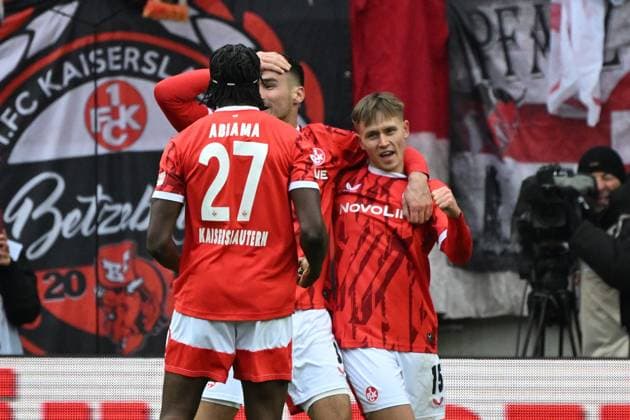 23.11.2025, xjhx, Fussball 2.Bundesliga, 1.FC Kaiserslautern - Holstein Kiel v.l. Torjubel nach dem Tor zum celebrating the goal celebrate 4:1 durch Naatan Mikael Skyttä (1. FC Kaiserslautern) (DFL DFB REGULATIONS PROHIBIT ANY USE OF PHOTOGRAPHS as IMAGE SEQUENCES and or QUASI-VIDEO) Kaiserslautern