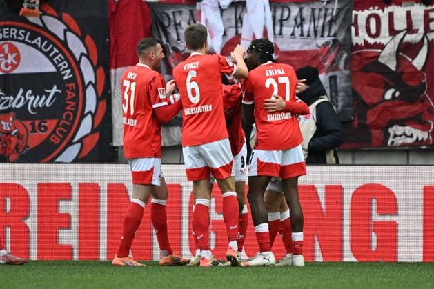 23.11.2025, xjhx, Fussball 2.Bundesliga, 1.FC Kaiserslautern - Holstein Kiel v.l. Torjubel nach dem Tor zum celebrating the goal celebrate 4:1 durch Naatan Mikael Skyttä (1. FC Kaiserslautern) (DFL DFB REGULATIONS PROHIBIT ANY USE OF PHOTOGRAPHS as IMAGE SEQUENCES and or QUASI-VIDEO) Kaiserslautern