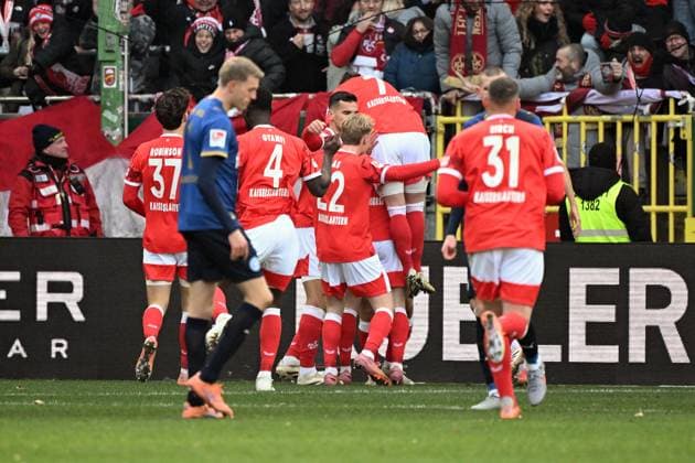 23.11.2025, xjhx, Fussball 2.Bundesliga, 1.FC Kaiserslautern - Holstein Kiel v.l. Torjubel nach dem Tor zum celebrating the goal celebrate 2:0 durch Naatan Mikael Skyttä (1. FC Kaiserslautern) (DFL DFB REGULATIONS PROHIBIT ANY USE OF PHOTOGRAPHS as IMAGE SEQUENCES and or QUASI-VIDEO) Kaiserslautern