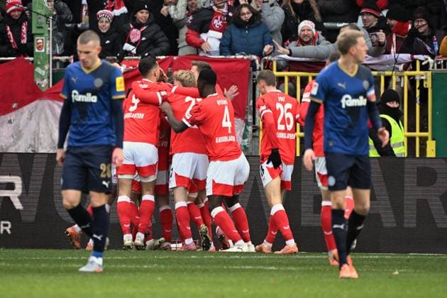 23.11.2025, xjhx, Fussball 2.Bundesliga, 1.FC Kaiserslautern - Holstein Kiel v.l. Torjubel nach dem Tor zum celebrating the goal celebrate 2:0 durch Naatan Mikael Skyttä (1. FC Kaiserslautern) (DFL DFB REGULATIONS PROHIBIT ANY USE OF PHOTOGRAPHS as IMAGE SEQUENCES and or QUASI-VIDEO) Kaiserslautern