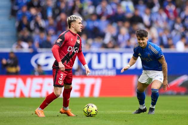 Real Oviedo v Rayo Vallecano - LaLiga EA Sports Pep Chavarria of Rayo Vallecano competes for the ball with Santiago Colombatto of Real Oviedo during the LaLiga EA Sports match between Real Oviedo and Rayo Vallecano at Carlos Tartiere on November 23, 2025, in Oviedo, Spain. Oviedo Carlos Tartiere Asturias Spain RL_ROVvRAYV_000024 Copyright: xRicardoxLarreinax