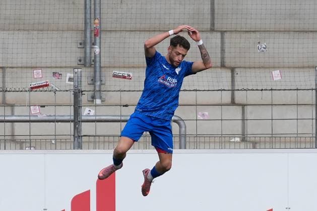 Leon Petö (SGV Freiberg, 07) trifft per Elfmeter, Strafstoß, Torjubel, Emotionen, Torschuss, Abschluss, Torerfolg, Treffer , Deutschland, Fussball, Regionalliga Südwest, 18.Spieltag, 2025 2026, SC Freiburg II vs. SGV Freiberg, 23.11.2025, Dreisamstadion, Freiburg, Deutschland DFB REGULATIONS PROHIBIT ANY USE OF PHOTOGRAPHS AS IMAGE SEQUENCES AND OR QUASI-VIDEO. Freiburg Dreisamstadion Baden-Wuerttemberg Deutschland Copyright: xArnexAmbergx