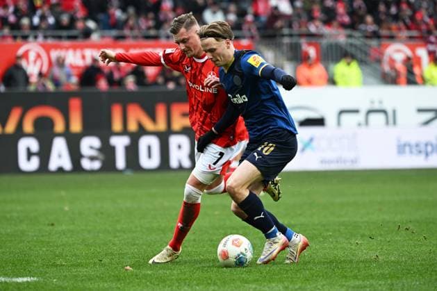 23.11.2025, xjhx, Fussball 2.Bundesliga, 1.FC Kaiserslautern - Holstein Kiel v.l. Marlon Ritter (1. FC Kaiserslautern) Jonas Therkelsen (Holstein Kiel) Zweikampf, Aktion, action, battle for the ball (DFL DFB REGULATIONS PROHIBIT ANY USE OF PHOTOGRAPHS as IMAGE SEQUENCES and or QUASI-VIDEO) Kaiserslautern