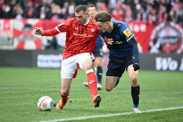 23.11.2025, xjhx, Fussball 2.Bundesliga, 1.FC Kaiserslautern - Holstein Kiel v.l. Luca Sirch (1. FC Kaiserslautern) Jonas Therkelsen (Holstein Kiel) Zweikampf, Aktion, action, battle for the ball (DFL DFB REGULATIONS PROHIBIT ANY USE OF PHOTOGRAPHS as IMAGE SEQUENCES and or QUASI-VIDEO) Kaiserslautern