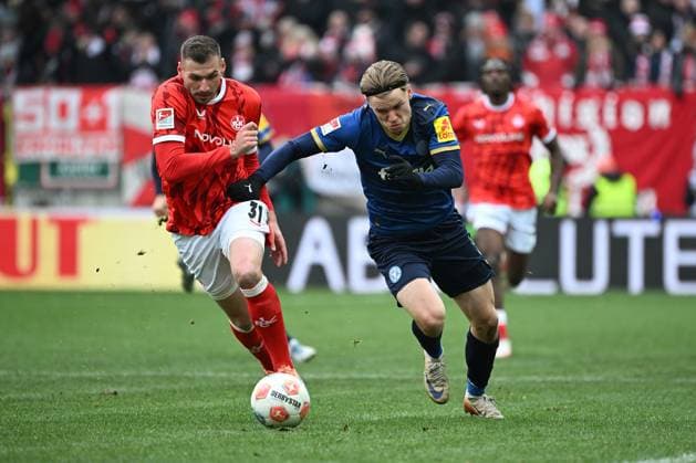 23.11.2025, xjhx, Fussball 2.Bundesliga, 1.FC Kaiserslautern - Holstein Kiel v.l. Luca Sirch (1. FC Kaiserslautern) Jonas Therkelsen (Holstein Kiel) Zweikampf, Aktion, action, battle for the ball (DFL DFB REGULATIONS PROHIBIT ANY USE OF PHOTOGRAPHS as IMAGE SEQUENCES and or QUASI-VIDEO) Kaiserslautern