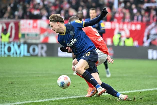23.11.2025, xjhx, Fussball 2.Bundesliga, 1.FC Kaiserslautern - Holstein Kiel v.l. Luca Sirch (1. FC Kaiserslautern) Jonas Therkelsen (Holstein Kiel) Zweikampf, Aktion, action, battle for the ball (DFL DFB REGULATIONS PROHIBIT ANY USE OF PHOTOGRAPHS as IMAGE SEQUENCES and or QUASI-VIDEO) Kaiserslautern