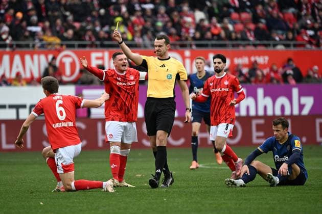 23.11.2025, xjhx, Fussball 2.Bundesliga, 1.FC Kaiserslautern - Holstein Kiel v.l. Schiedsrichter Referee Richard Hempel zeigt Fabian Kunze (1. FC Kaiserslautern) die gelbe Karte Marlon Ritter (1. FC Kaiserslautern) (DFL DFB REGULATIONS PROHIBIT ANY USE OF PHOTOGRAPHS as IMAGE SEQUENCES and or QUASI-VIDEO) Kaiserslautern