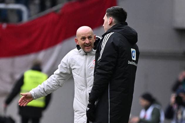 23.11.2025, xjhx, Fussball 2.Bundesliga, 1.FC Kaiserslautern - Holstein Kiel v.l. Trainer Torsten Lieberknecht (1. FC Kaiserslautern) Vierter Offizieller Schiedsrichter Justin Haasmann (DFL DFB REGULATIONS PROHIBIT ANY USE OF PHOTOGRAPHS as IMAGE SEQUENCES and or QUASI-VIDEO) Kaiserslautern