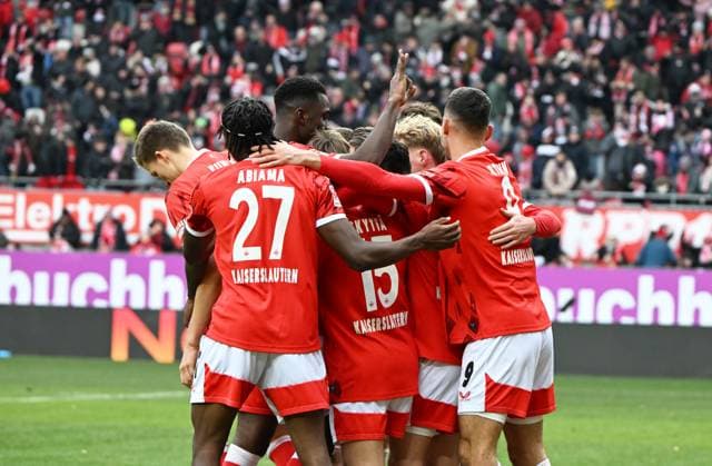 Fussball - 2. Bundesliga - Saison 2025 26 1. FC Kaiserslautern 23.11.2025 Fritz-Walter-Stadion 1. FC Kaiserslautern (fck) - Holstein Kiel (ki) Kaiserslauterer Jubeltraube nach dem 4:1 1. FC Kaiserslautern