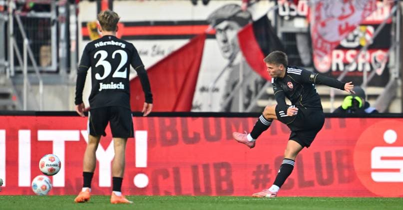 23.11.2025 - Fussball - Saison 2025 2026 - 2. Fussball - Bundesliga - 13. Spieltag: 1. FC Nürnberg FCN ( Club ) - DSC Arminia Bielefeld - Sportfoto Zink - xwoxzix - DFL regulations prohibit any use of photographs as image sequences and or quasi-video - only for editorial use - Finn Ole Becker (25, 1. FC Nürnberg FCN ) erzielt Treffer Tor Torschuß zum 2:0
