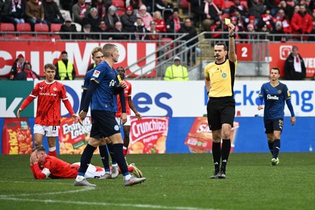 23.11.2025, xjhx, Fussball 2.Bundesliga, 1.FC Kaiserslautern - Holstein Kiel v.l. Foul von David Zec (Holstein Kiel) an Marlon Ritter (1. FC Kaiserslautern) Schiedsrichter Referee Richard Hempel zeigt die gelb rote Karte (DFL DFB REGULATIONS PROHIBIT ANY USE OF PHOTOGRAPHS as IMAGE SEQUENCES and or QUASI-VIDEO) Kaiserslautern