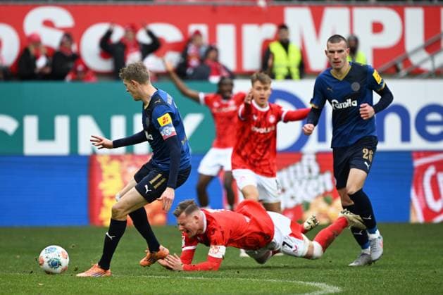 23.11.2025, xjhx, Fussball 2.Bundesliga, 1.FC Kaiserslautern - Holstein Kiel v.l. Foul von David Zec (Holstein Kiel) an Marlon Ritter (1. FC Kaiserslautern) (DFL DFB REGULATIONS PROHIBIT ANY USE OF PHOTOGRAPHS as IMAGE SEQUENCES and or QUASI-VIDEO) Kaiserslautern
