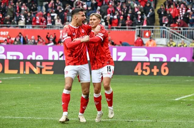 Fussball - 2. Bundesliga - Saison 2025 26 1. FC Kaiserslautern 23.11.2025 Fritz-Walter-Stadion 1. FC Kaiserslautern (fck) - Holstein Kiel (ki) Ivan PRTAJIN (1. FC Kaiserslautern), li, und Naatan SKYTTAE (1. FC Kaiserslautern) bejubeln das 3. Tor von Naatan SKYTTAE (1. FC Kaiserslautern) 1. FC Kaiserslautern