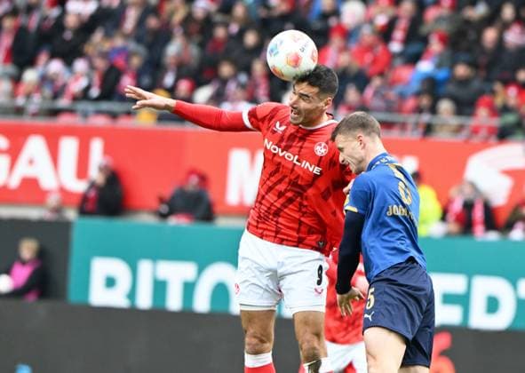 Fussball - 2. Bundesliga - Saison 2025 26 1. FC Kaiserslautern 23.11.2025 Fritz-Walter-Stadion 1. FC Kaiserslautern (fck) - Holstein Kiel (ki) Ivan PRTAJIN (1. FC Kaiserslautern), li - Carl JOHANNSSON (Holstein Kiel) 1. FC Kaiserslautern