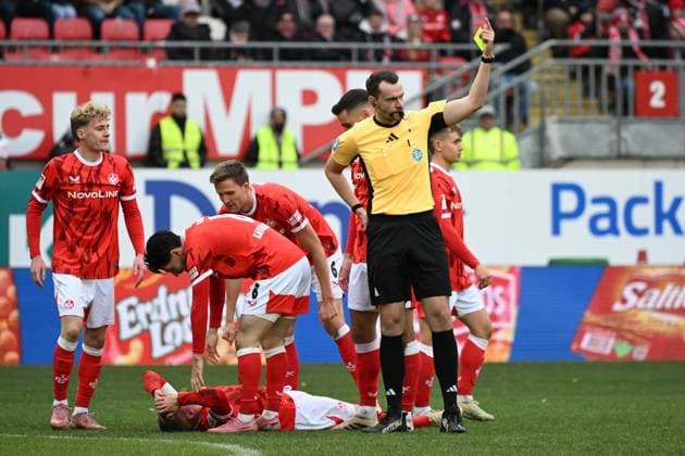 23.11.2025, xjhx, Fussball 2.Bundesliga, 1.FC Kaiserslautern - Holstein Kiel v.l. Foul von David Zec (Holstein Kiel) an Marlon Ritter (1. FC Kaiserslautern) Schiedsrichter Referee Richard Hempel zeigt die gelb rote Karte (DFL DFB REGULATIONS PROHIBIT ANY USE OF PHOTOGRAPHS as IMAGE SEQUENCES and or QUASI-VIDEO) Kaiserslautern
