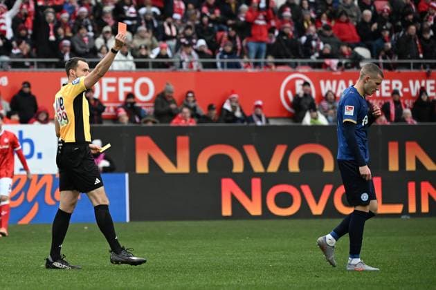 23.11.2025, xjhx, Fussball 2.Bundesliga, 1.FC Kaiserslautern - Holstein Kiel v.l. Foul von David Zec (Holstein Kiel) an Marlon Ritter (1. FC Kaiserslautern) Schiedsrichter Referee Richard Hempel zeigt die gelb rote Karte (DFL DFB REGULATIONS PROHIBIT ANY USE OF PHOTOGRAPHS as IMAGE SEQUENCES and or QUASI-VIDEO) Kaiserslautern