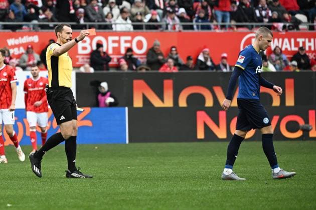 23.11.2025, xjhx, Fussball 2.Bundesliga, 1.FC Kaiserslautern - Holstein Kiel v.l. Foul von David Zec (Holstein Kiel) an Marlon Ritter (1. FC Kaiserslautern) Schiedsrichter Referee Richard Hempel zeigt die gelb rote Karte (DFL DFB REGULATIONS PROHIBIT ANY USE OF PHOTOGRAPHS as IMAGE SEQUENCES and or QUASI-VIDEO) Kaiserslautern