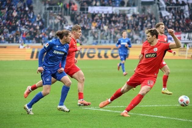 23.11.2025, Fussball, Herren, 2. Bundesliga, Saison 2025 2026, Karlsruher SC - SV 07 Elversberg, Sebastian Jung (Karlsruher SC), Maximilian Rohr (SV 07 Elversberg) Karlsruhe BBBank Wildpark Baden-Württemberg Deutschland (DEU) Copyright: xSebastianxBachx