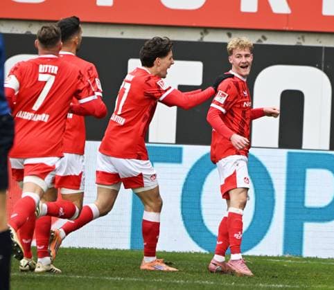 Fussball - 2. Bundesliga - Saison 2025 26 1. FC Kaiserslautern 23.11.2025 Fritz-Walter-Stadion 1. FC Kaiserslautern (fck) - Holstein Kiel (ki) Mika HAAS (1. FC Kaiserslautern), re, nach seinem Tor zum 3:1 1. FC Kaiserslautern
