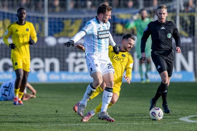Kampf um den Ball Zweikampf zwischen Philipp Maier (TSV 1860 Muenchen, 26) und Kasim Rabihic (1. FC Saarbruecken, 10), dahinter Felix Weller (Schiedsrichter) GER, TSV 1860 Muenchen vs. 1. FC Saarbruecken, Fussball, 3. Bundesliga, 15. Spieltag, Saison 2025 2026, 23.11.2025. (DFL DFB REGULATIONS PROHIBIT ANY USE OF PHOTOGRAPHS as IMAGE SEQUENCES and or QUASI-VIDEO). GER, TSV 1860 Muenchen vs. 1. FC Saarbruecken, Fussball, 3. Bundesliga, 15. Spieltag, Saison 2025 2026, 23.11.2025. Muenchen Copyright: xEibner-Pressefoto HeikexFeinerx EP_HFR