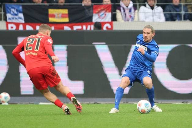 23.11.2025, Fussball, Herren, 2. Bundesliga, Saison 2025 2026, Karlsruher SC - SV 07 Elversberg, Lasse Günther (SV 07 Elversberg), Sebastian Jung (Karlsruher SC) Karlsruhe BBBank Wildpark Baden-Württemberg Deutschland (DEU) Copyright: xSebastianxBachx