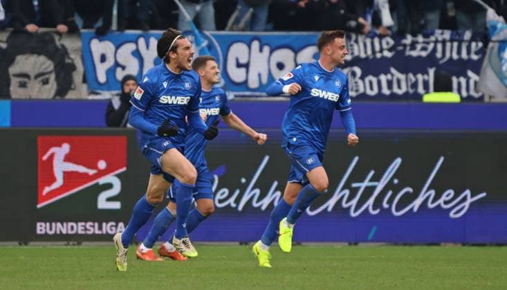 23.11.2025, Fussball, Herren, 2. Bundesliga, Saison 2025 2026, Karlsruher SC - SV 07 Elversberg, Roko Simic (Karlsruher SC) bejubelt sein Tor zum 1:1 Karlsruhe BBBank Wildpark Baden-Württemberg Deutschland (DEU) Copyright: xFabianxKleerx